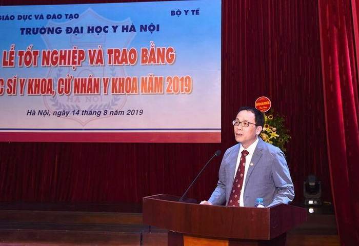 bác sĩ và cử nhân y khoa được đào tạo theo xu hướng quốc tế hóa nhận bằng tốt nghiệp