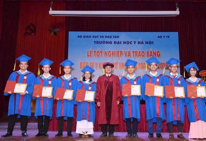 bác sĩ và cử nhân y khoa được đào tạo theo xu hướng quốc tế hóa nhận bằng tốt nghiệp