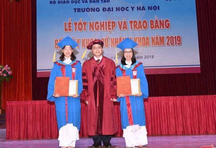 bác sĩ và cử nhân y khoa được đào tạo theo xu hướng quốc tế hóa nhận bằng tốt nghiệp