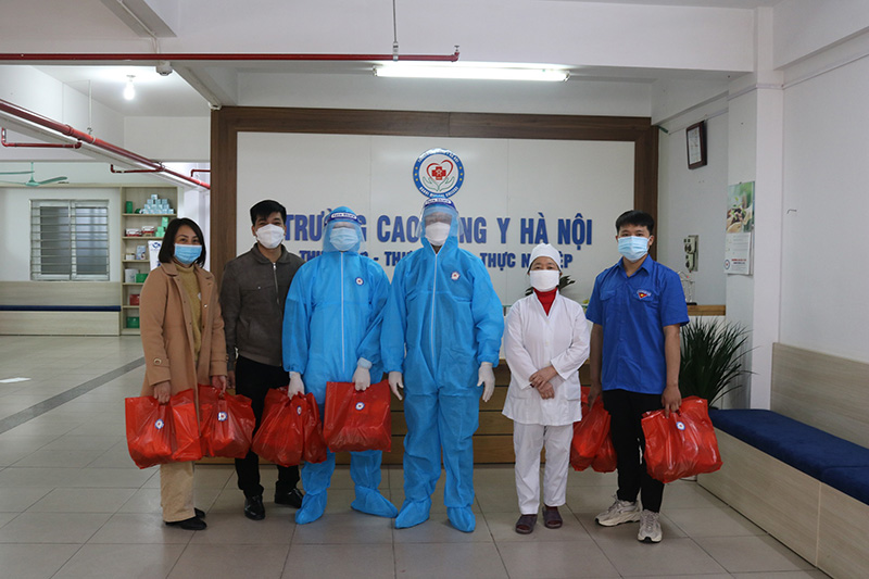 lanh-dao-nha-truong-tham-hoi-f0-dang-dieu-tri-tai-ktx