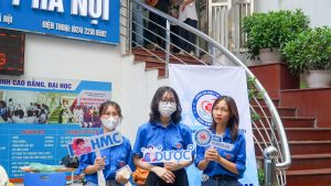 Các bạn sinh viên tình nguyện làm công tác đón tiếp tại buổi nhập học đầu tiên