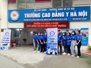 Các bạn sinh viên tình nguyện làm công tác đón tiếp tại buổi nhập học đầu tiên