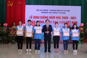 Học Cao đẳng Dược mấy năm thì ra trường?