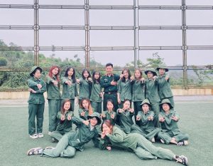 sinh viên chăm sóc sắc đẹp đi học quân sự