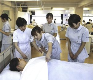 Làm điều dưỡng ở nước ngoài khác với trong nước như thế nào?