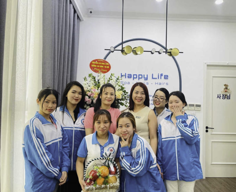 Sinh viên ngành chăm sóc sắc đẹp đi thực tập