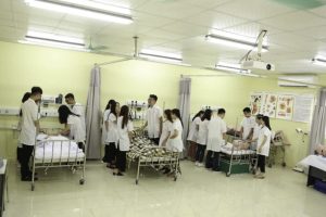 Nên học ngành Dược hay Điều dưỡng