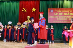 Phó hiệu trưởng trao bằng tốt nghiệp