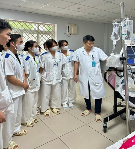 Sinh viên được hướng dẫn sử dụng các trang thiết bị tại bệnh viện