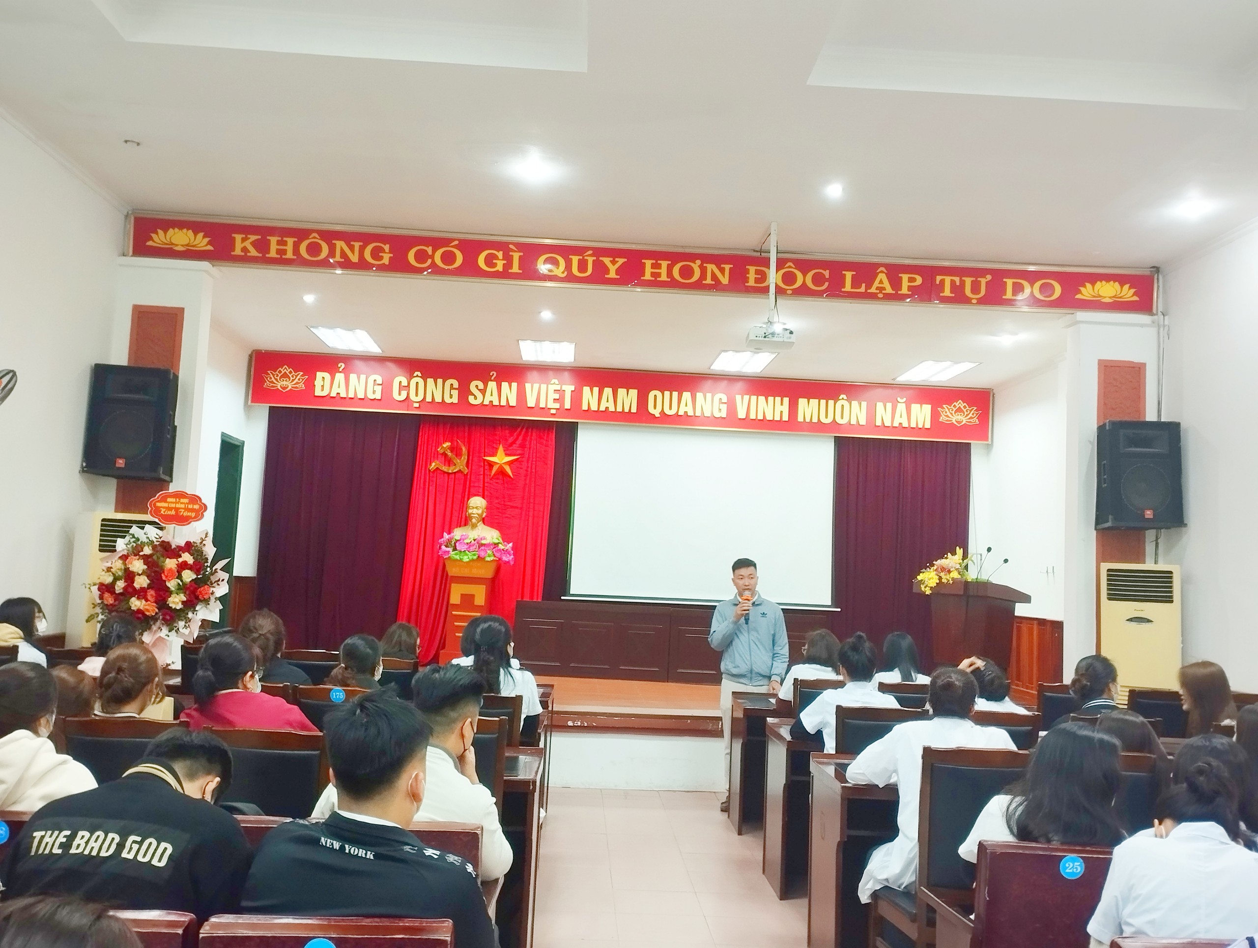 Thầy Nguyễn Văn Trường phát biểu nội dung bàn giao sinh viên 