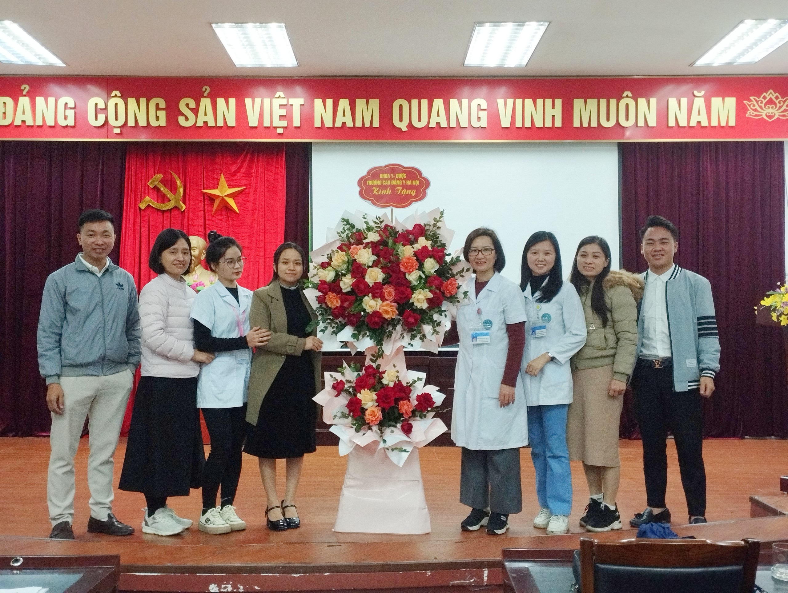 Trường Cao đẳng y Hà Nội tặng hoa chúc mừng Bệnh viện.