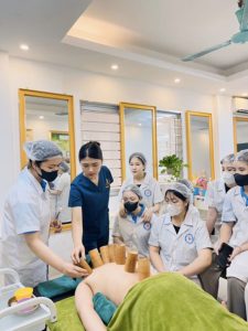 Lớp học massage dưỡng sinh tại trường Cao đẳng Y Hà Nội