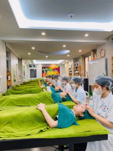 Buổi học vận dụng thực tế của sinh viên Khoa Chăm Sóc sắc đẹp