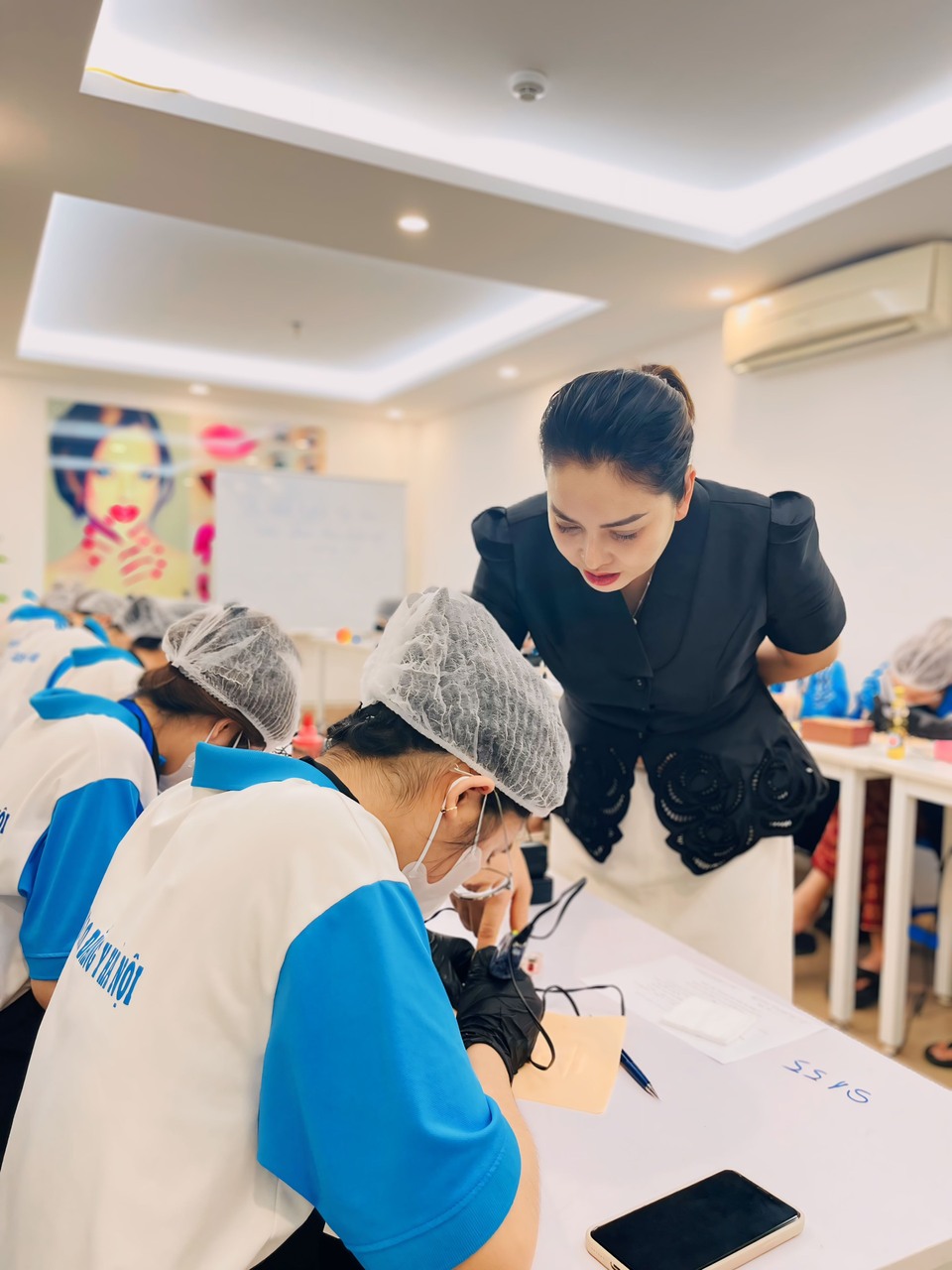 Sinh viên Khoa Chăm Sóc sắc đẹp trong những ngày thi thực hành kết thúc môn "Phun thêu thẩm mỹ"