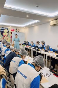 Sinh viên Khoa Chăm Sóc sắc đẹp trong những ngày thi thực hành kết thúc môn "Phun thêu thẩm mỹ"