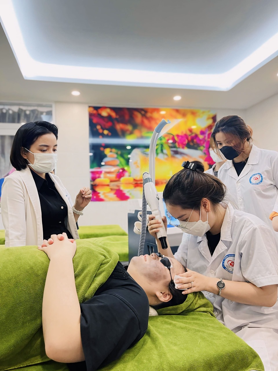 Sinh viên thực hành vận dụng ứng dụng công nghệ Laser Trong Thẩm mỹ và Chăm SÓc sắc đẹp