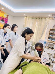 Sinh viên thực hành vận dụng ứng dụng công nghệ Laser Trong Thẩm mỹ và Chăm SÓc sắc đẹp
