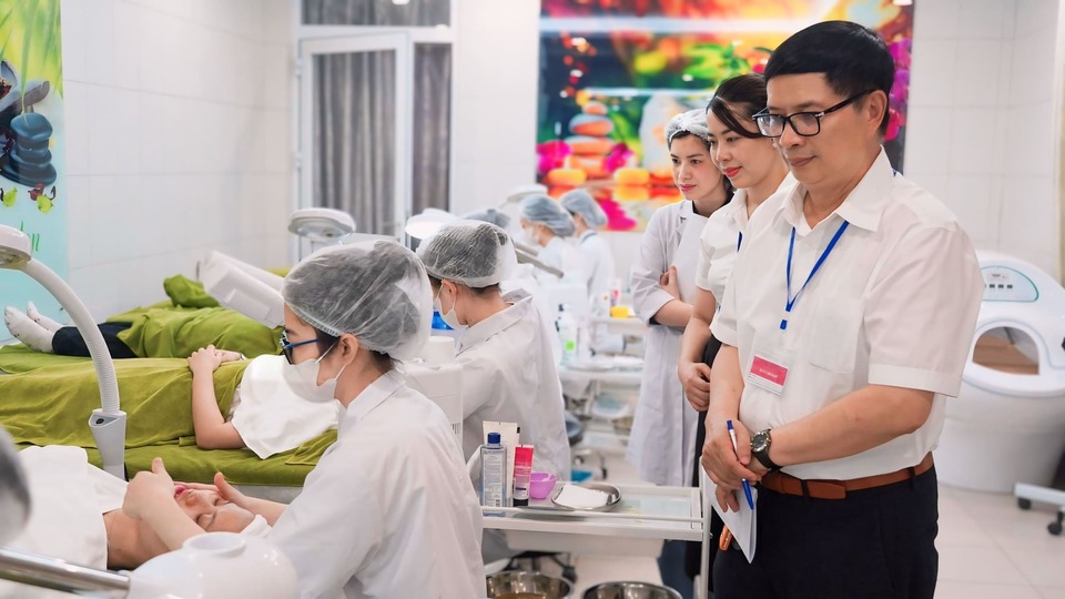 Ban giám hiệu trực tiếp quan tâm trong kỳ thi Tốt nghiệp tại Khoa Chăm Sóc sắc đẹp - trường Cao đẳng Y Hà Nội