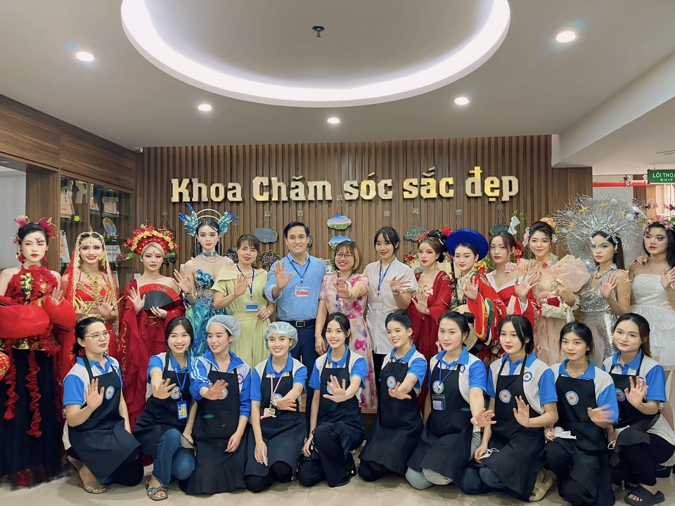 Ban giám hiệu trực tiếp quan tâm trong kỳ thi Tốt nghiệp tại Khoa Chăm Sóc sắc đẹp - trường Cao đẳng Y Hà Nội
