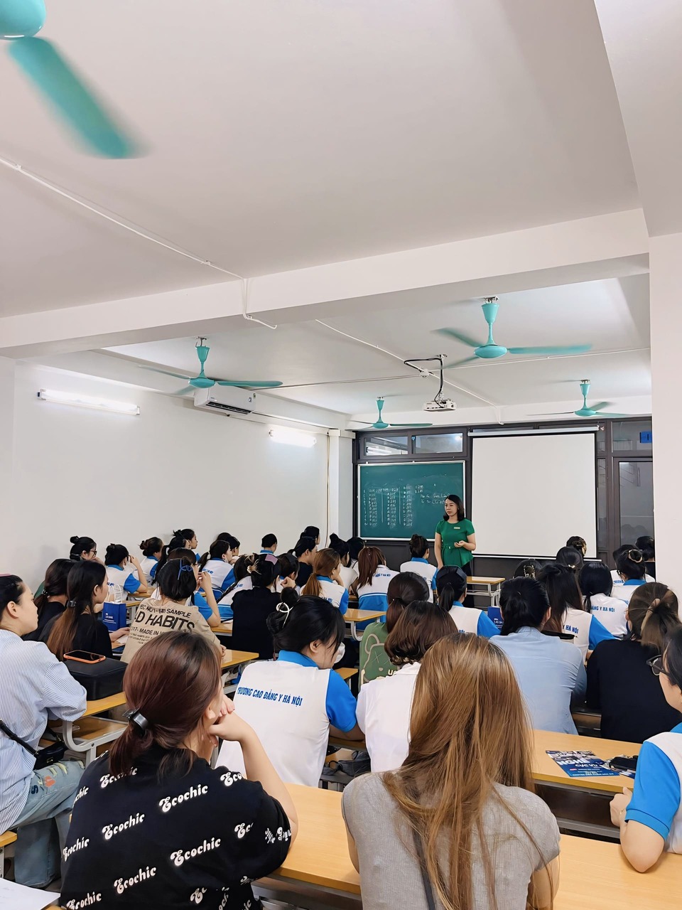 Ban Lãnh đạo Khoa Chăm Sóc sắc đẹp gặp gỡ sinh viên trước Kỳ thi Tốt nghiệp
