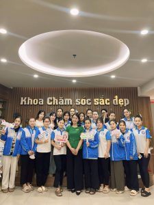 Ban lãnh đạo Khoa Chăm Sóc sắc đẹp gặp gỡ sinh viên trước kỳ thi tốt nghiệp