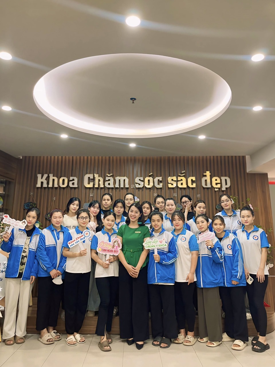 Ban lãnh đạo Khoa Chăm Sóc sắc đẹp gặp gỡ sinh viên trước kỳ thi tốt nghiệp