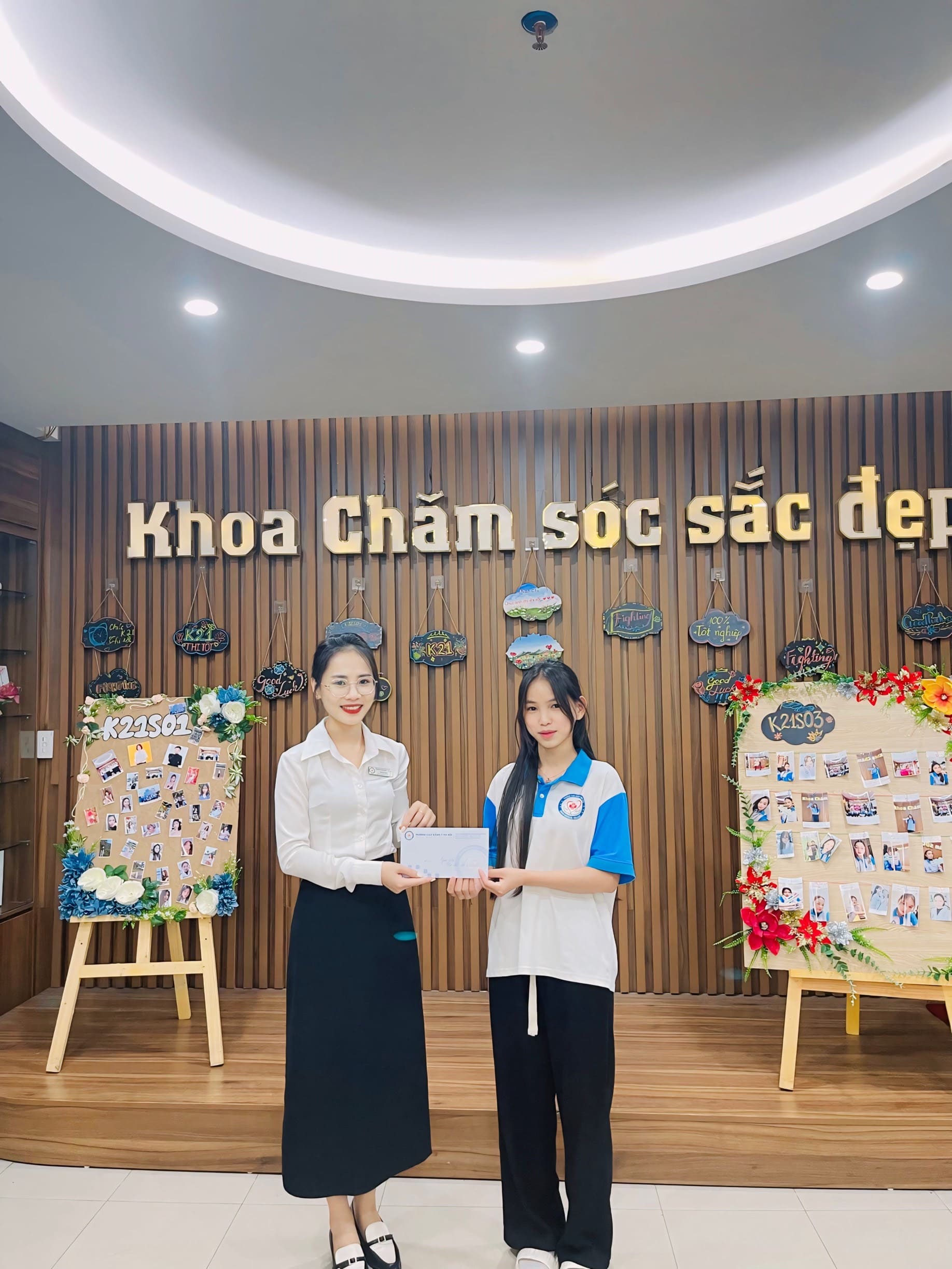 Hình ảnh trao thưởng chung kết cuộc thi hoá trang nhân vật lịch sử