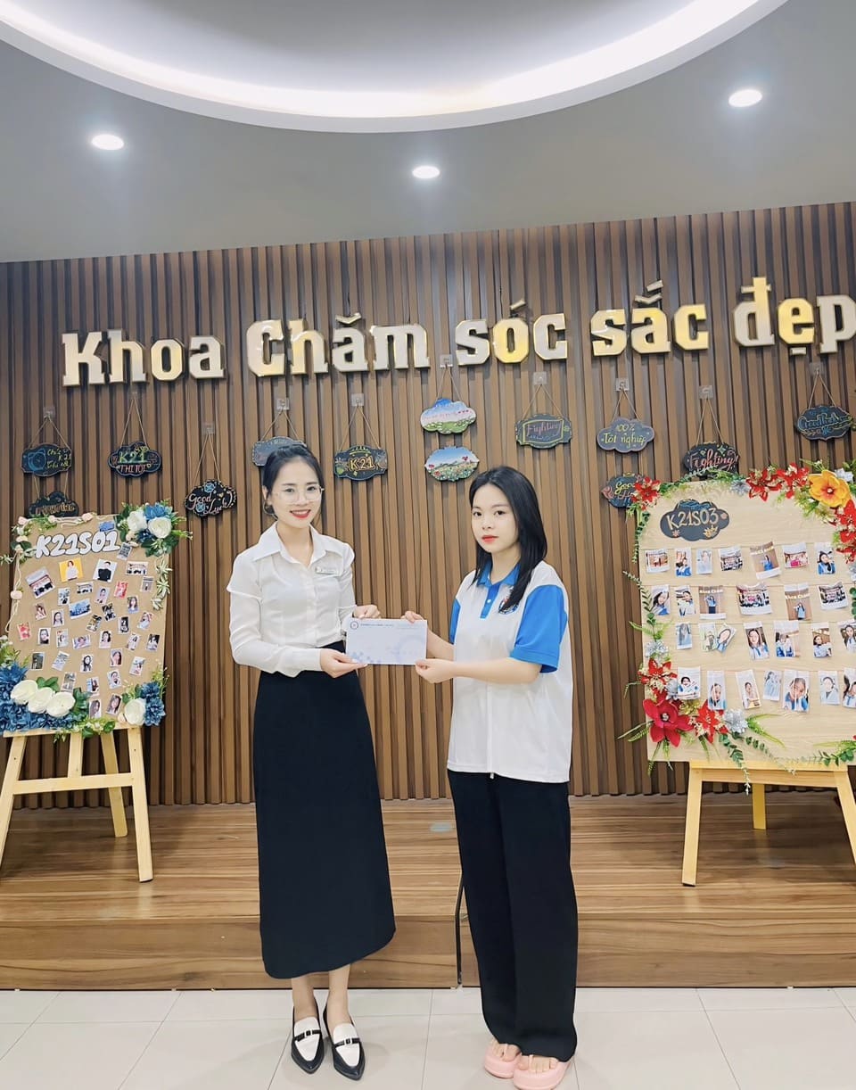 Hình ảnh trao thưởng chung kết cuộc thi hoá trang nhân vật lịch sử