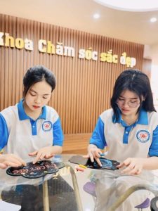 Sinh viên K22, K23 Khoa Chăm Sóc sắc đẹp gửi gắm tình cảm tới các sinh viên K21 trong Kỳ thi tốt nghiệp