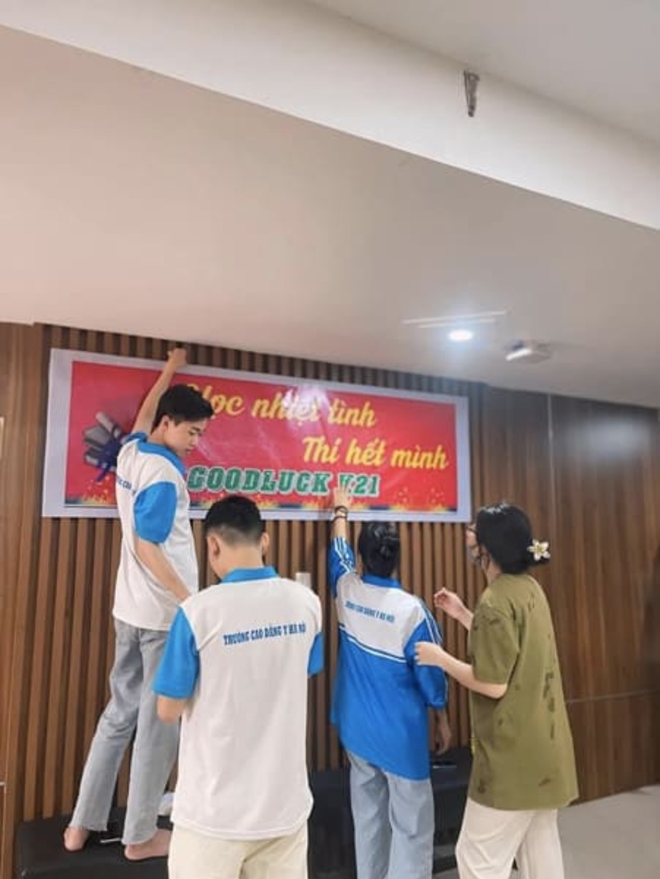 Sinh viên K22, K23 Khoa Chăm Sóc sắc đẹp gửi gắm tình cảm tới các sinh viên K21 trong Kỳ thi tốt nghiệp