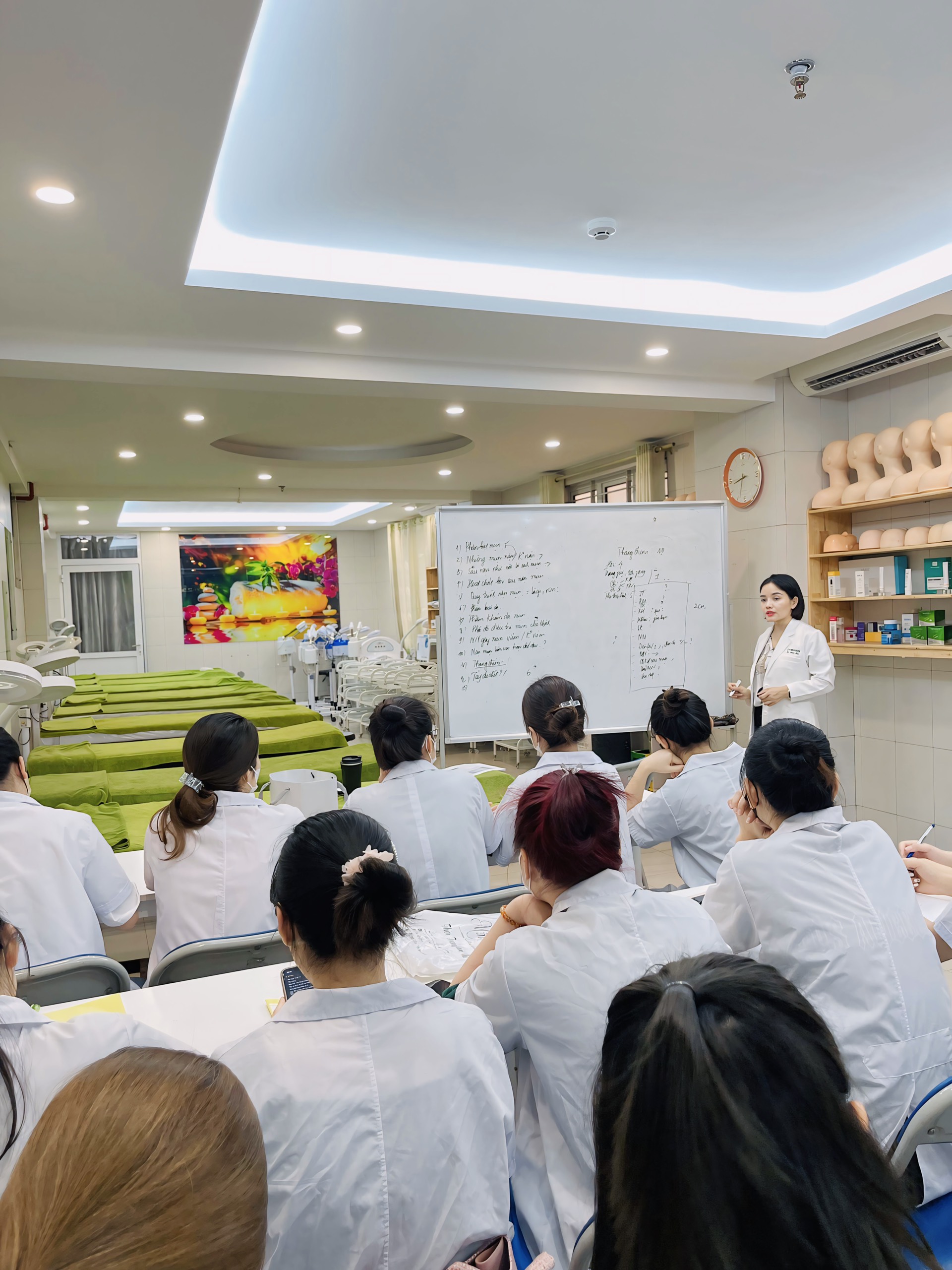 Sinh viên "Lên Cót" trong những ngày ôn thi tốt nghiệp tại Khoa Chăm Sóc Sắc đẹp, trường Cao đẳng Y Hà Nội.