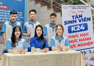Sinh viên Chăm sóc sắc đẹp tham gia tình nguyện trong ngày nhập học đầu tiên tại trường Cao đẳng Y Hà Nội cơ sở Mỹ Đình