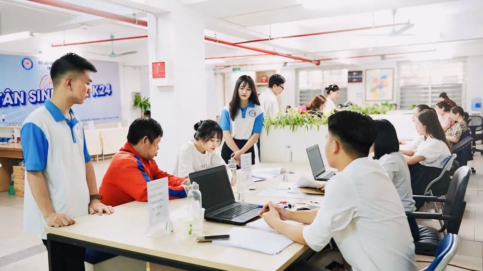 Sinh viên Chăm sóc sắc đẹp tham gia tình nguyện trong ngày nhập học đầu tiên tại trường Cao đẳng Y Hà Nội cơ sở Mỹ Đình