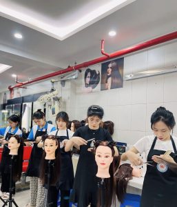 Sinh viên thực hành Tạo mẫu và chăm sóc tóc