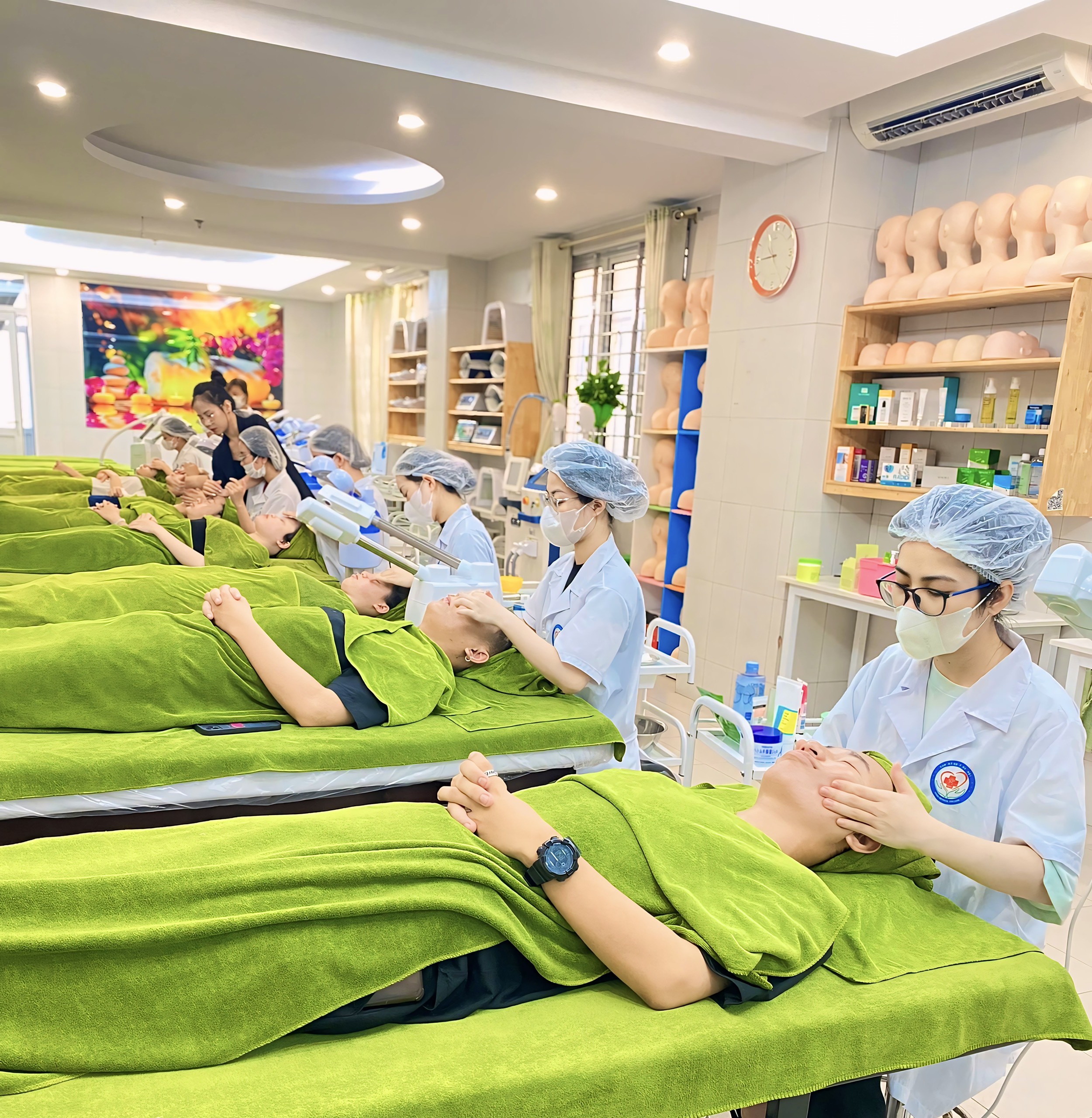 Hình ảnh sinh viên Khoa Chăm Sóc sắc đẹp trong những giờ học thực hành