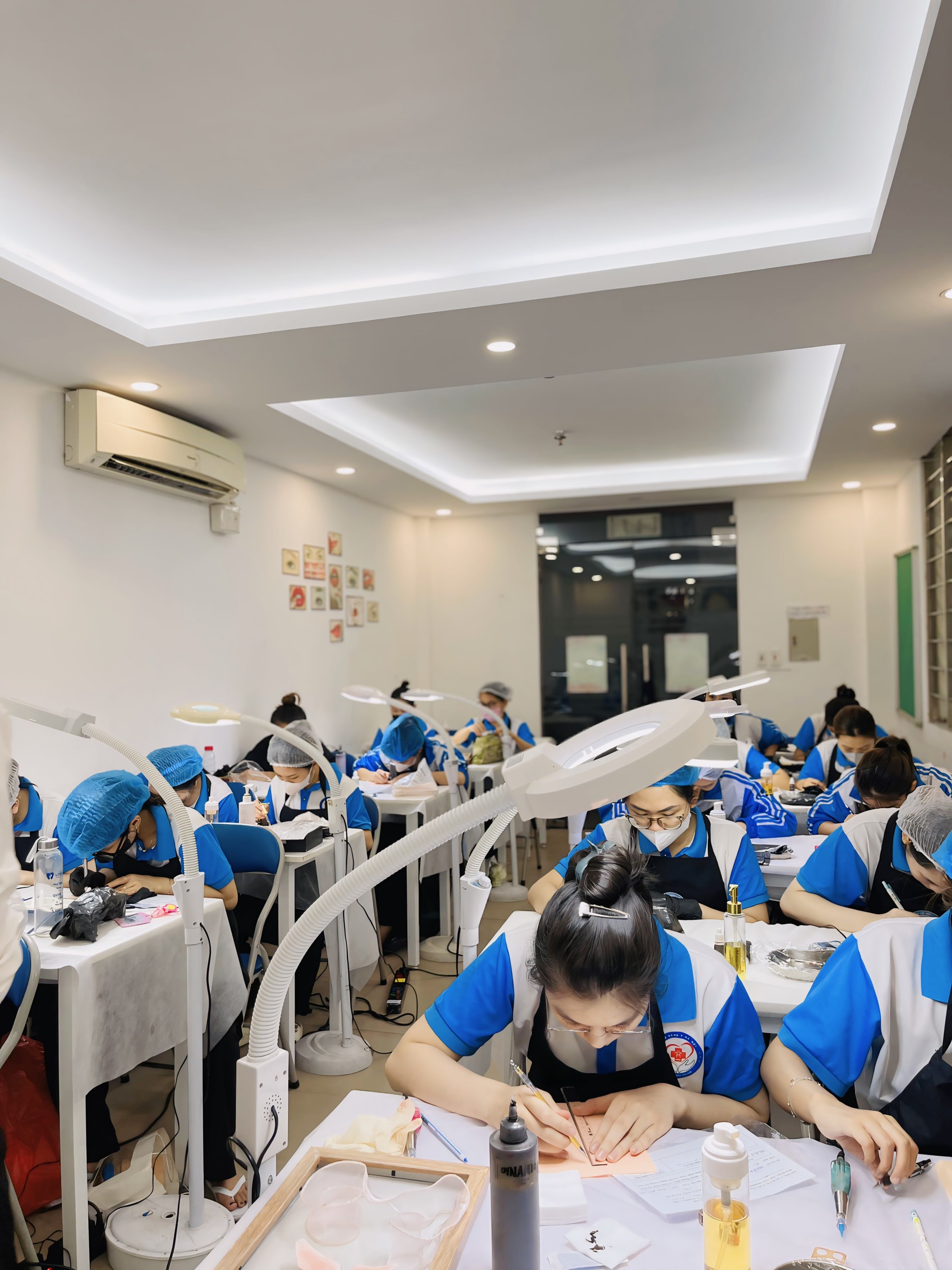 Hình ảnh sinh viên Khoa Chăm Sóc sắc đẹp trong những giờ học thực hành