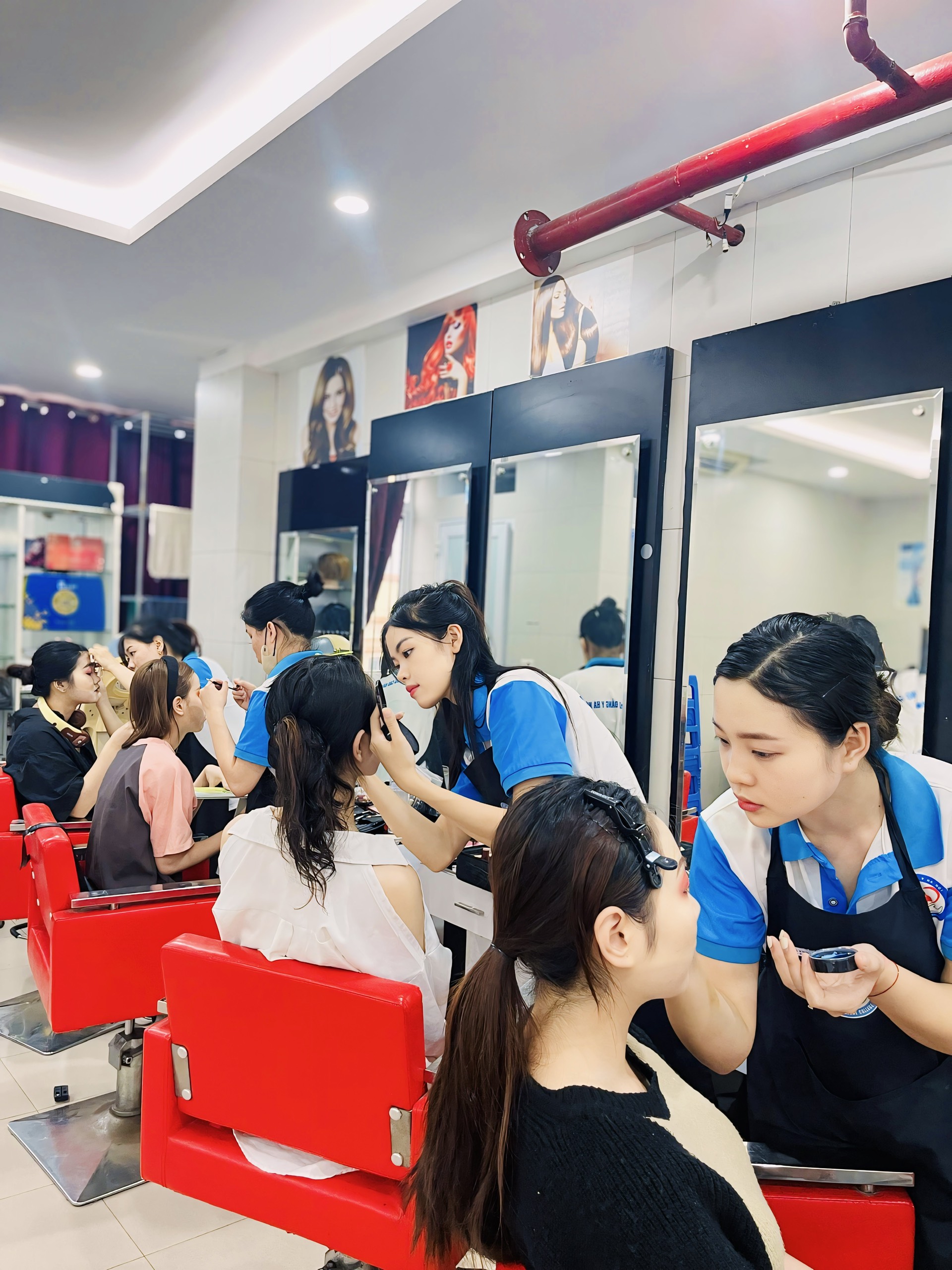 Hình ảnh sinh viên Khoa Chăm Sóc sắc đẹp trong những giờ học thực hành