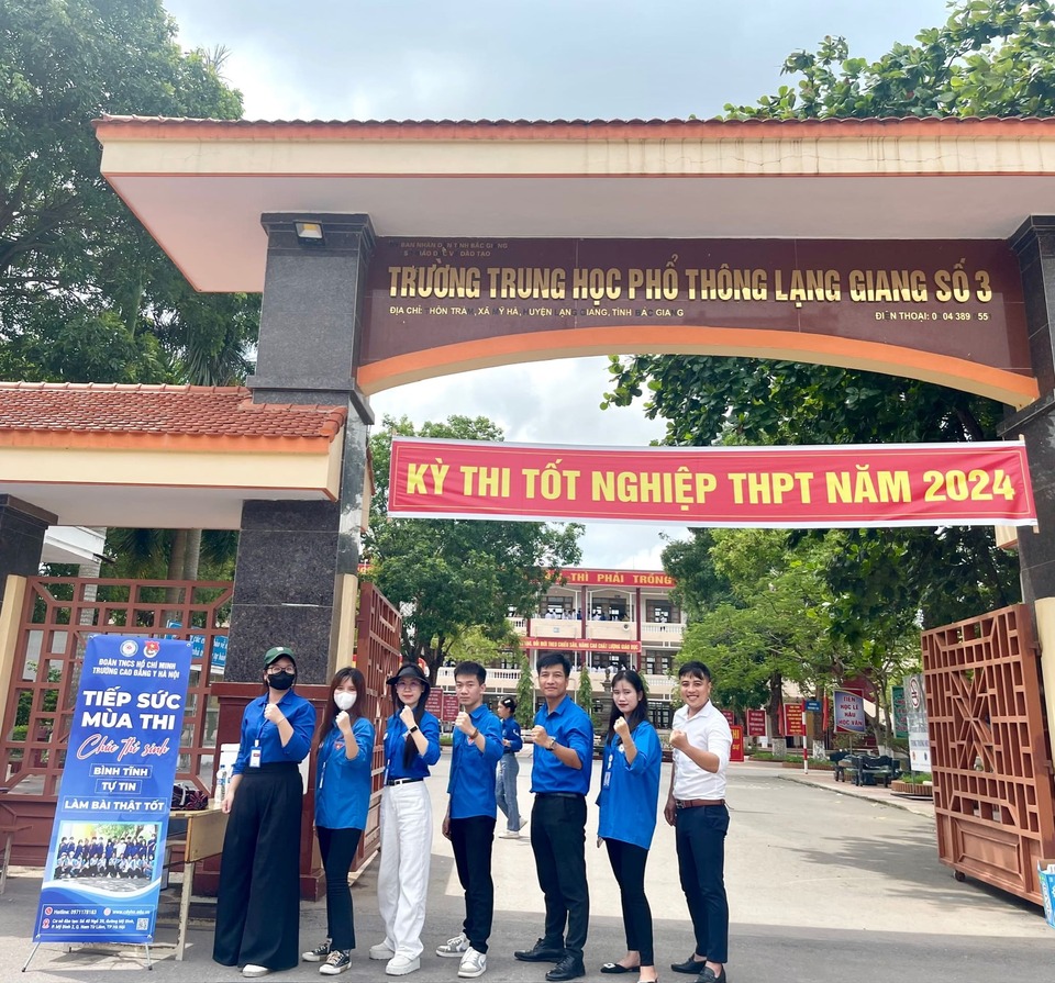 Sinh viên Khoa Chăm Sóc sắc đẹp cùng Đoàn TN Trường Cao đẳng Y Hà Nội tham gia tình nguyện tiếp sức kỳ thi Tốt nghiệp THPT 2024