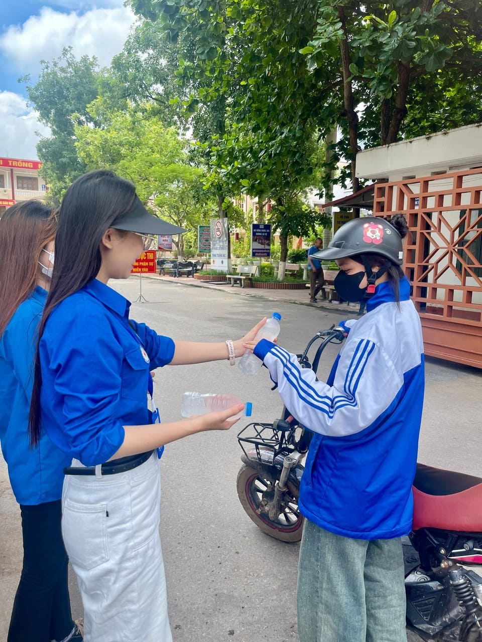 Sinh viên Khoa Chăm Sóc sắc đẹp cùng Đoàn TN Trường Cao đẳng Y Hà Nội tham gia tình nguyện tiếp sức kỳ thi Tốt nghiệp THPT 2024