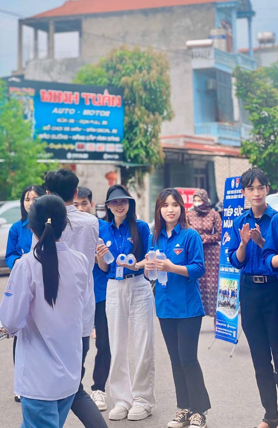 Sinh viên Khoa Chăm Sóc sắc đẹp cùng Đoàn TN Trường Cao đẳng Y Hà Nội tham gia tình nguyện tiếp sức kỳ thi Tốt nghiệp THPT 2024