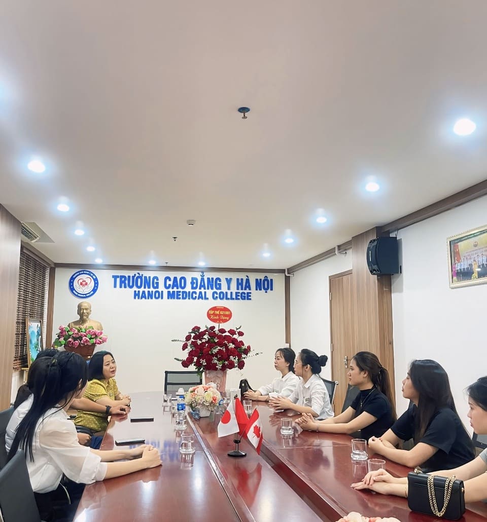 Sinh viên gặp gỡ các thầy cô cán bộ - giảng viên trường Cao đẳng Y Hà Nội