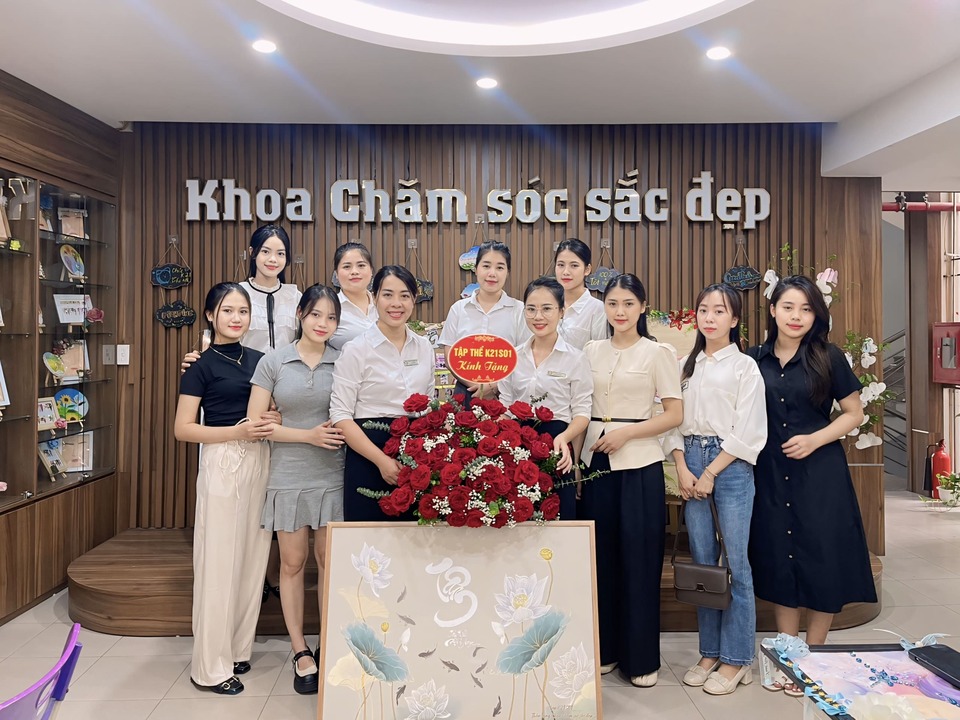 Sinh viên tặng qùa lưu niệm Khoa Chăm Sóc sắc đẹp
