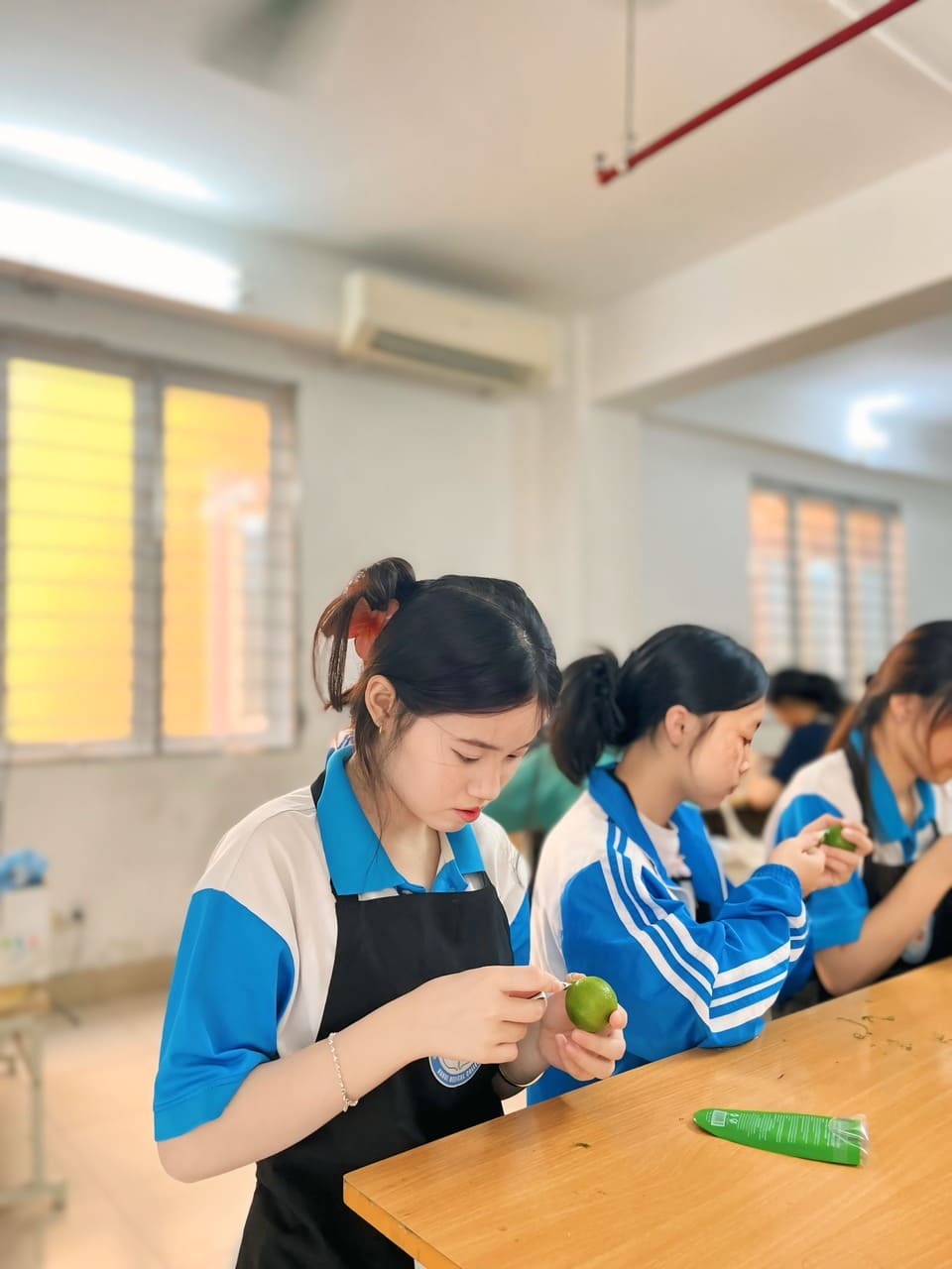 SINH VIÊN KHOA CSSĐ THỰC HIỆN KỸ THUẬT NHẶT CHANH TRONG BỘ MÔN VẼ MÓNG NGHỆ THUẬT