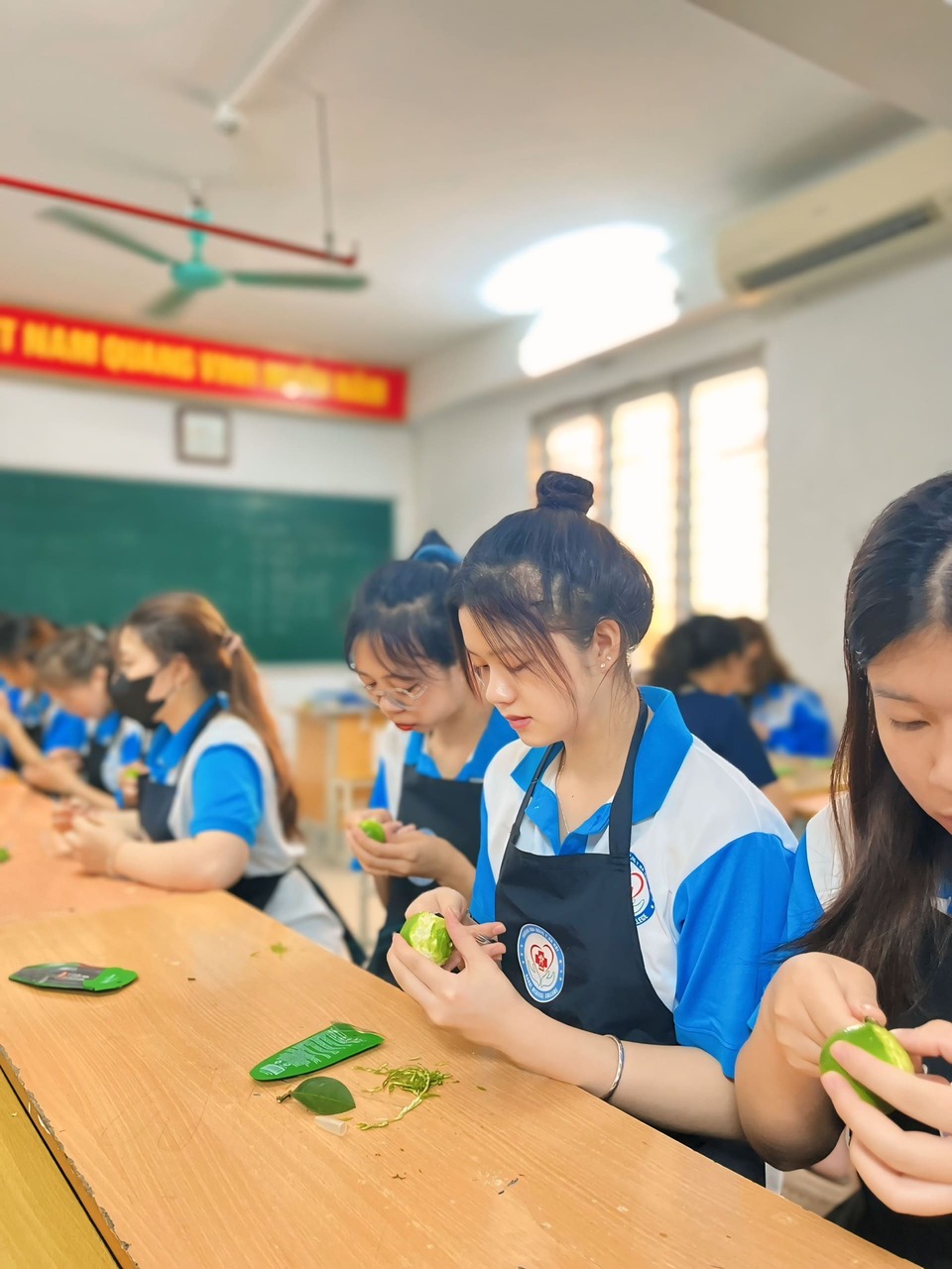 SINH VIÊN KHOA CSSĐ THỰC HIỆN KỸ THUẬT NHẶT CHANH TRONG BỘ MÔN VẼ MÓNG NGHỆ THUẬT