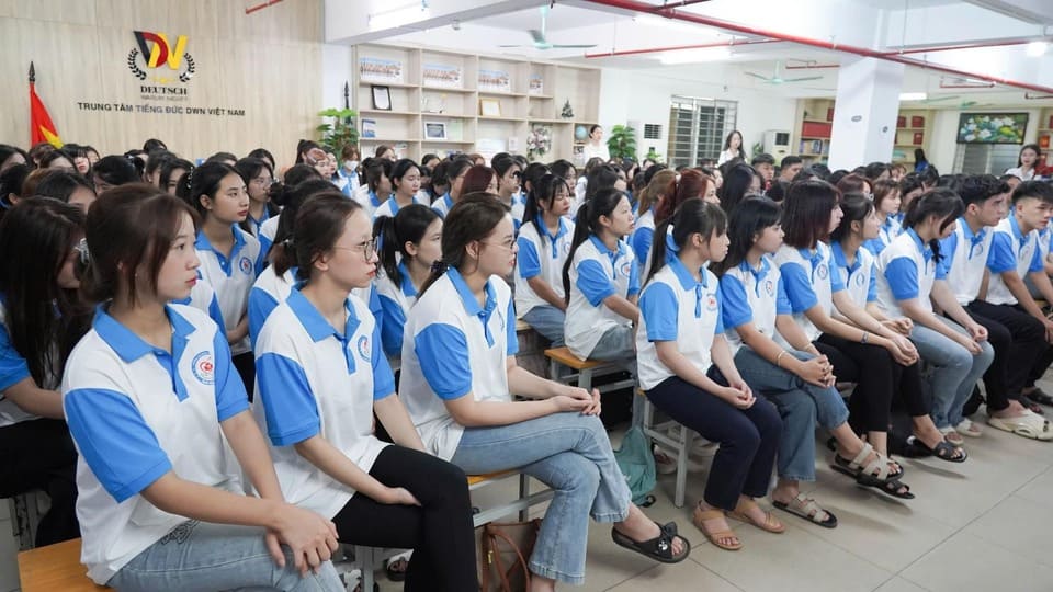 Sinh viên tập trung trong buổi Sinh hoạt chính trị - công dân đầu khoá