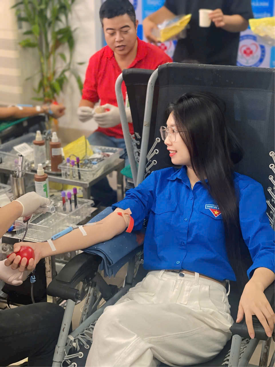 SInh viên Khoa Chăm sóc sắc đẹp tham gia hiến máu nhân đạo