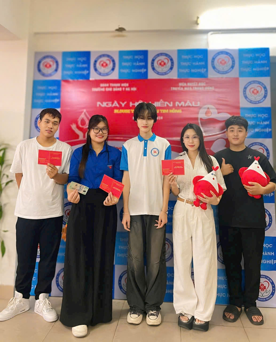 Sinh viên ghi lại hình ảnh tại buổi hiến máu nhân đạo