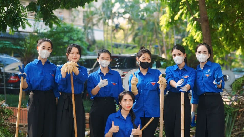 Đoàn Thanh Niên Trường Cao Đẳng Y Hà Nội trong buổi ra quân dọn dẹp vệ sinh môi trường