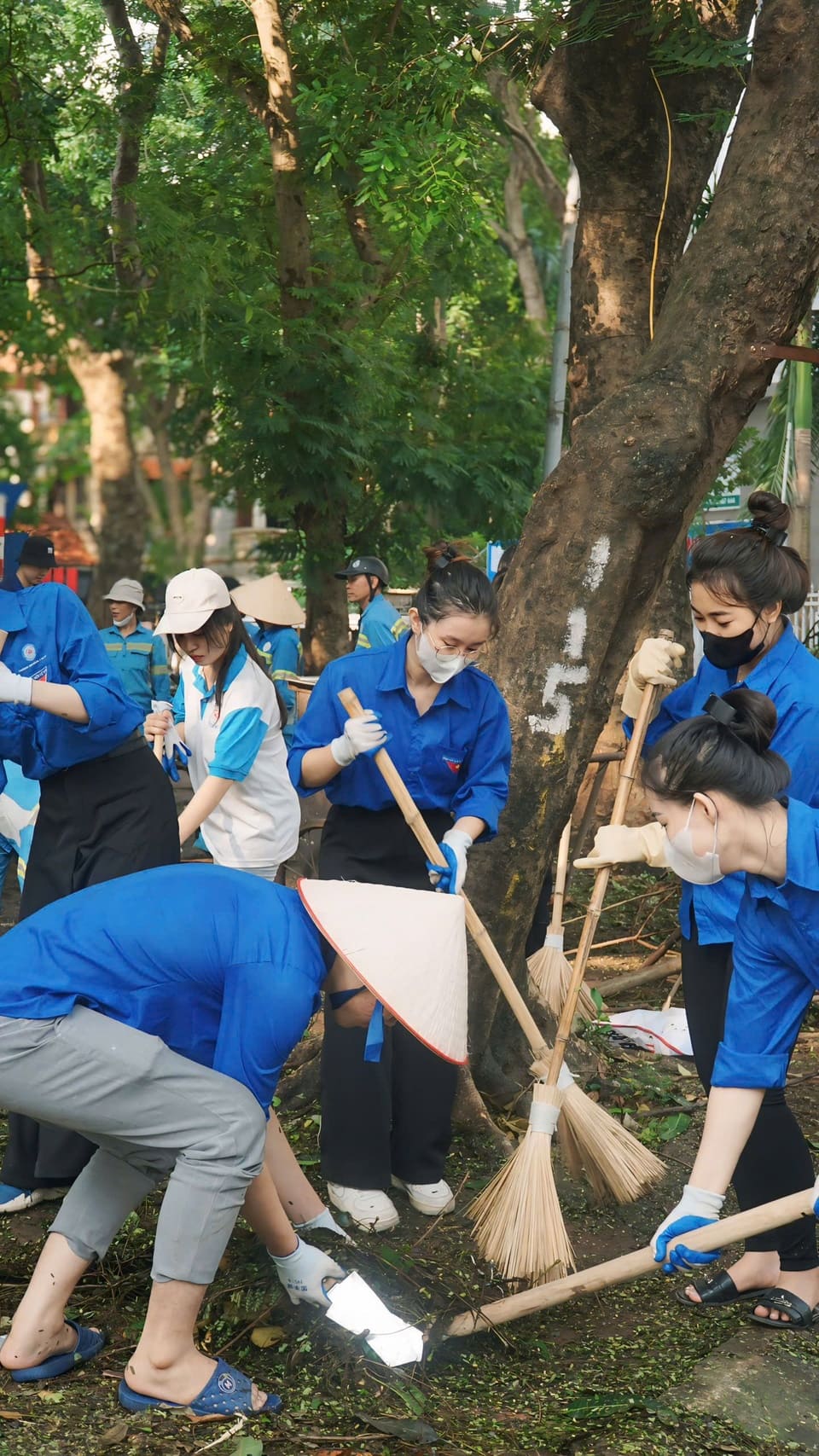 Đoàn Thanh Niên Trường Cao Đẳng Y Hà Nội trong buổi ra quân dọn dẹp vệ sinh môi trường