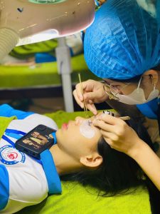 Sinh viên Khoa Chăm sóc sắc đẹp trong buổi thực hành nối mi nghệ thuật